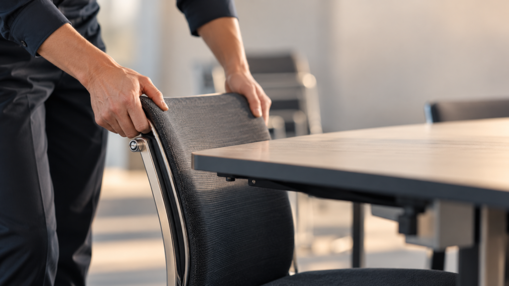 Gros plan sur la reconfiguration d’une chaise et d’une table de réunion modulables