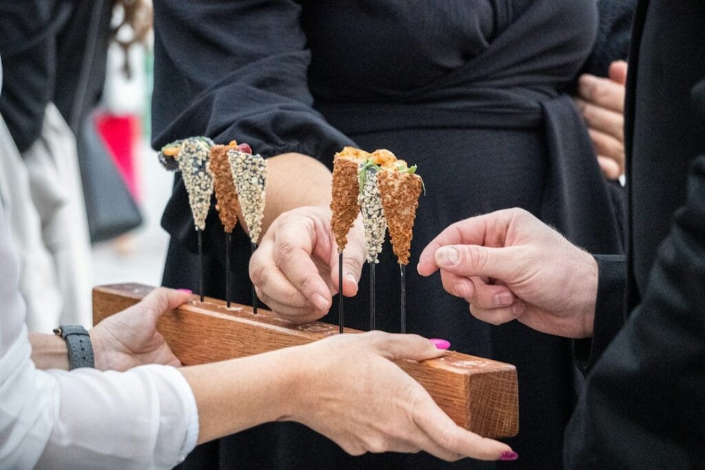 Assortiment de bouchées de catering pour un walking dinner professionnel